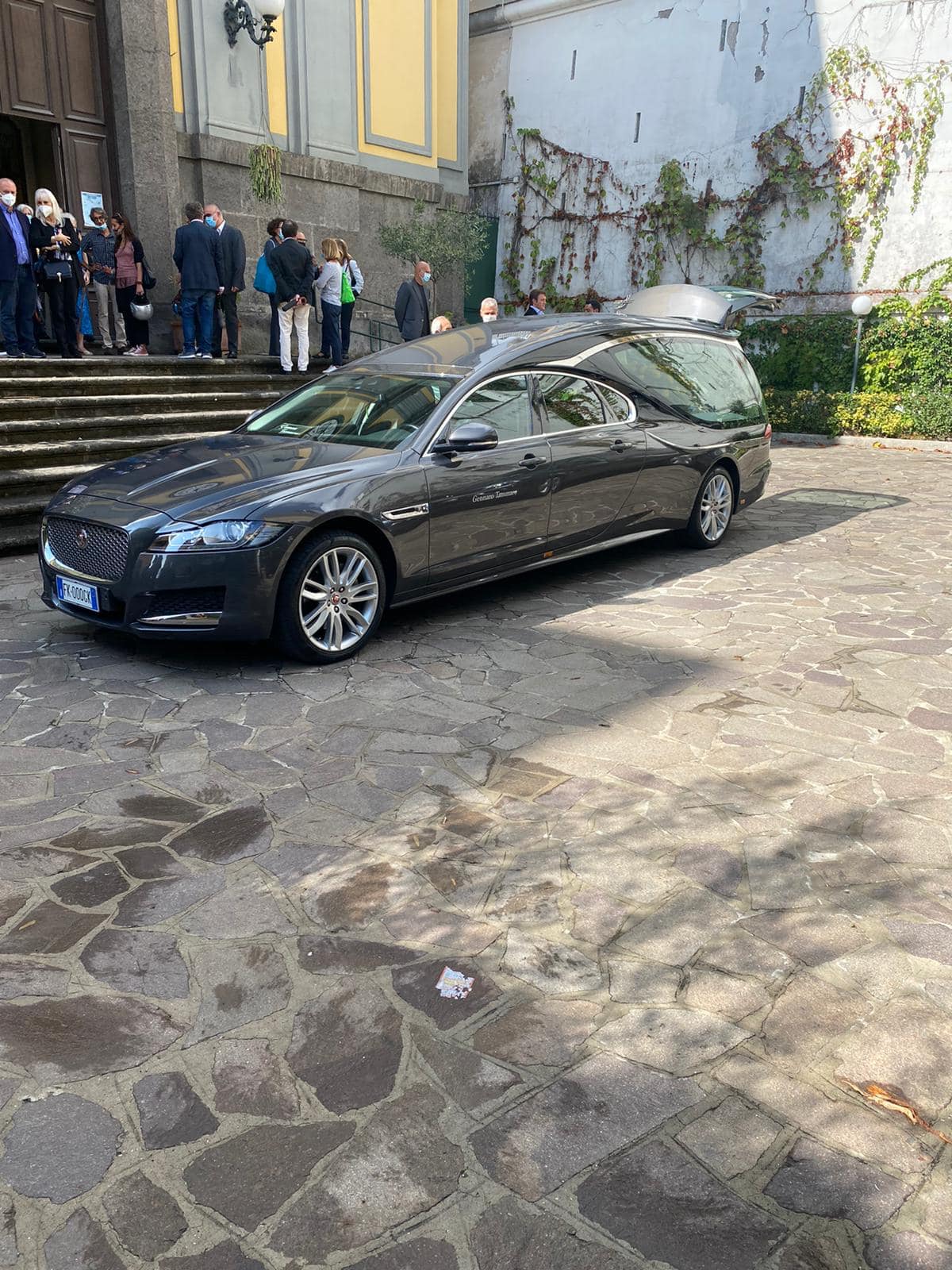 Auto funebre Jaguar dell'agenzia funebre Gennaro Tammaro Napoli durante un funerale