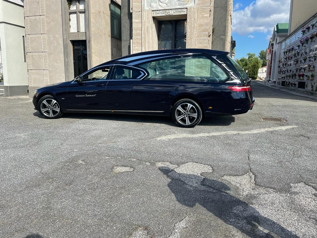 Auto funebre Mercedes blu notte di rappresentanza Tammaro Napoli