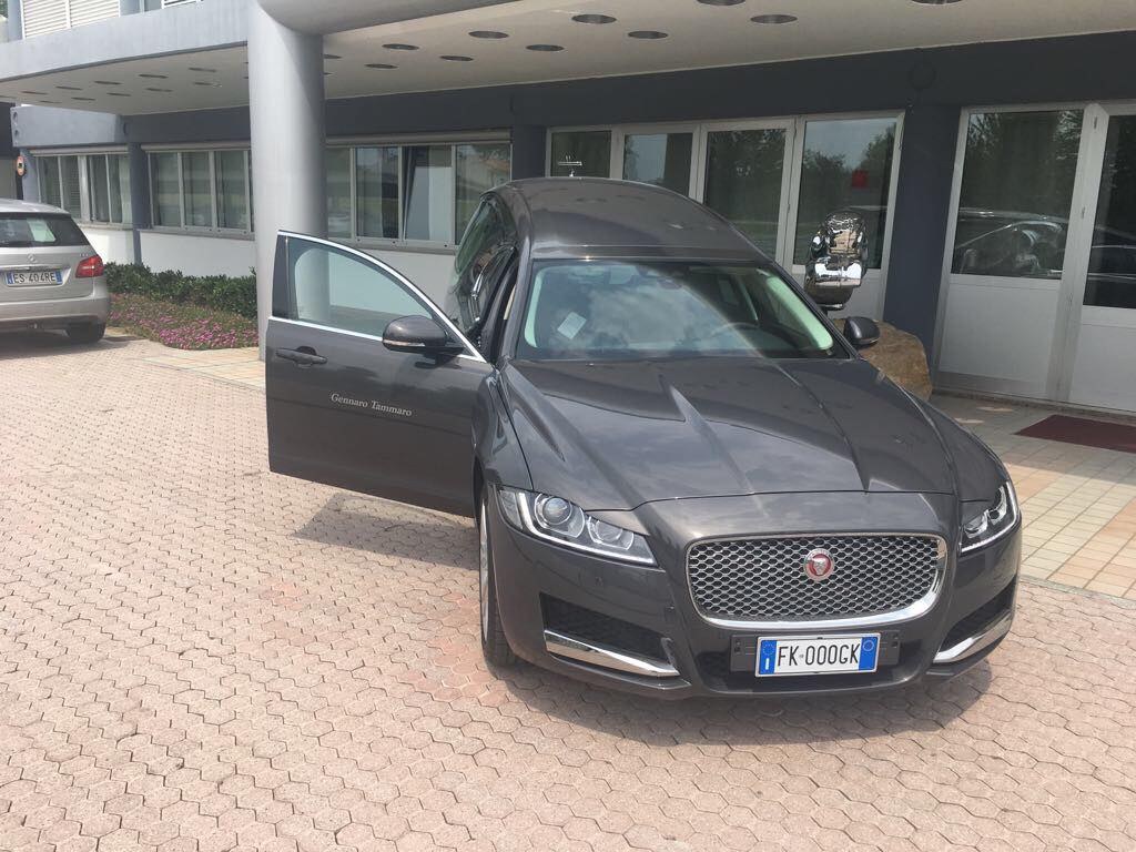 Carro funebre Jaguar XF onoranze funebri Tammaro presso chiesa di Napoli