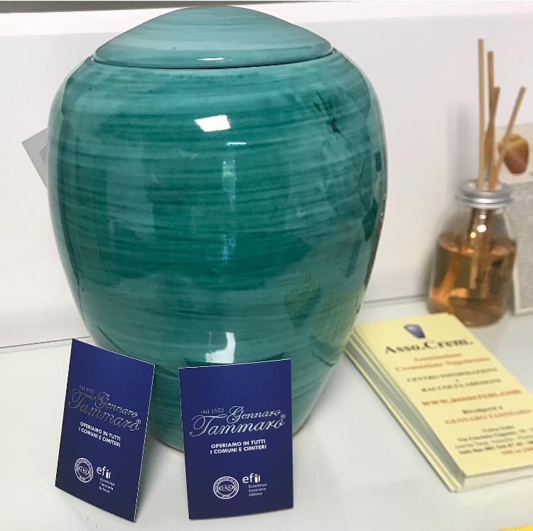 Urna in ceramica verde smeraldo Gennaro Tammaro per cremazione a Napoli